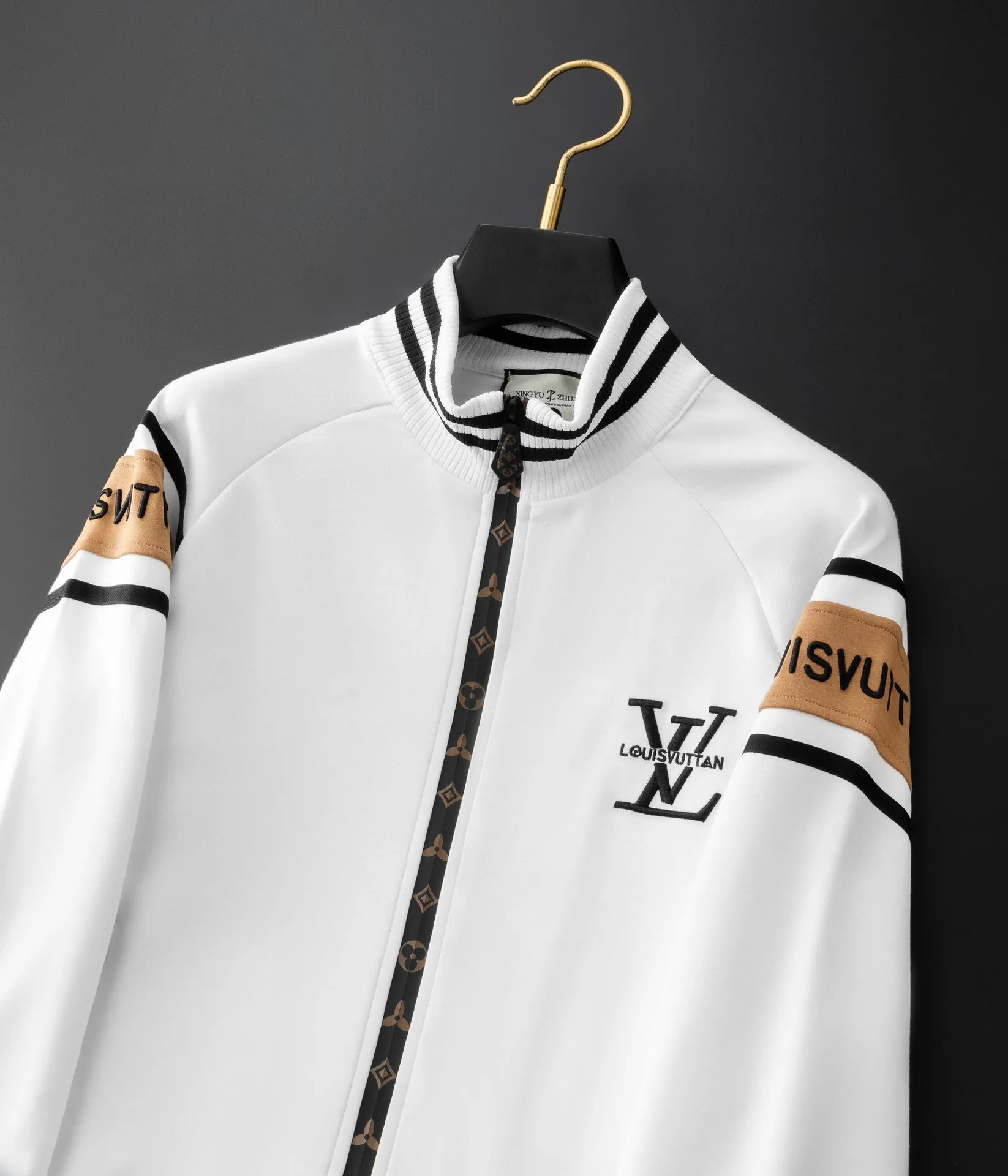 🅿️620 [LV Louis Vuitton] hot-selling suit is coming. Focus on the original version of the official website. 2025 new hot-selling cardigan and sweatshirt suit. The original order is the best. 🇭🇰The meticulous work of top designers. It has a fitting and perfect upper body effect. All-natural high-quality Tencel Roman cotton 100%, close-fitting comfort, noble and elegant! Original hardware embodies elegance and nobility! Counter size: M-4XL (up to 190 pounds)